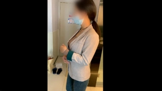 大学生勾引她的室友吸吮她的继兄弟的阴茎