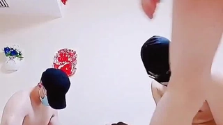捷克学生和瘦弱的黑人男子在热辣的牛仔场景中