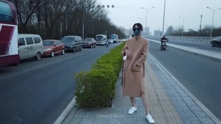 惊人的红发女郎自慰到高潮
