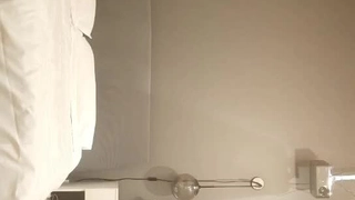 唯美人妻穿旗袍一边自慰一边打电话勾引旧情人，果然就来家里操～