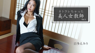 年轻的大学生在第一部分与继父探索她的性欲