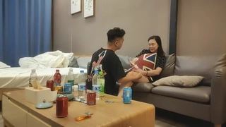 少女大学生Serenna Wills在网络摄像头上喷射
