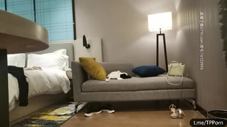 一群小年轻聚到一块直播赚钱，淫乱啪啪做爱，场面震撼刺激第03集