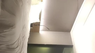 无辜的少女被她的继父和继母抓住了