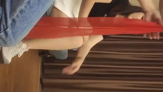 戴着牙套的少女在毕业那天被阴茎插入了她的阴道